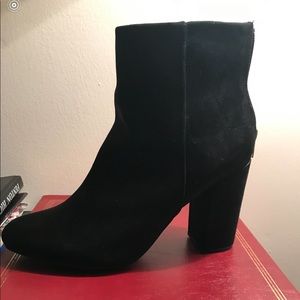 Shoe dazzle black booties